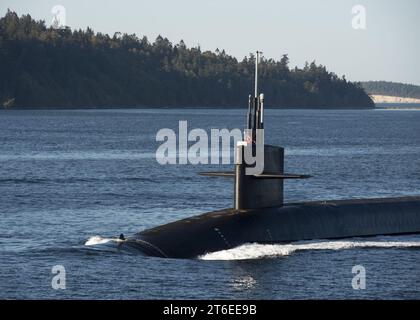 USS Kentucky transits the Hood Canal as the boat returns home to Naval Base Kitsap-Bangor. (29460288544) Stock Photo