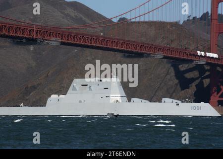 USS Michael Monsoor (DDG 1001) transits under the Golden Gate Bridge during San Francisco Fleet Week 2021. (51581272269) Stock Photo