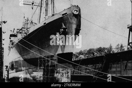 USS Monrovia (APA-31) in a dry dock at Portland, Oregon (USA), circa in May 1945 Stock Photo