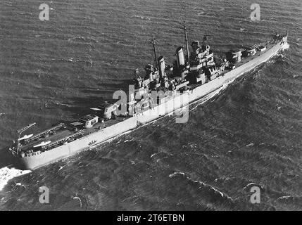 USS Montpelier (CL-57) underway off Philadelphia 1942 Stock Photo