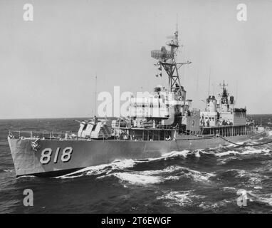 USS New (DD-818) in the Mediterranean Sea, 18 March 1965 Stock Photo