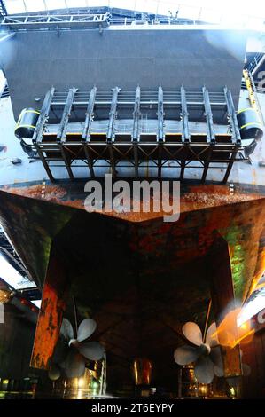USS Nimitz prepares for overhaul Stock Photo - Alamy