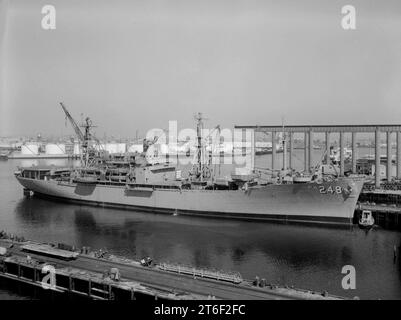 USS Paul Revere (APA-248) at anchor, in 1962 Stock Photo - Alamy