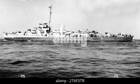 USS Pettit (DE-253) underway at sea on 3 May 1944 Stock Photo