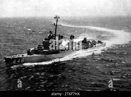 USS Radford (DD-446) underway in 1956 Stock Photo