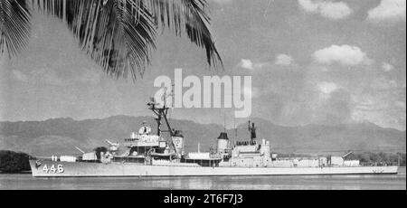 USS Radford (DD-446) underway in 1962 Stock Photo