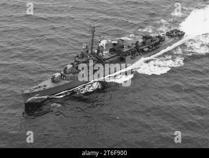 USS Ringgold (DD-500) underway in the Atlantic Ocean, circa in May 1943 Stock Photo