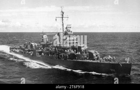 USS Ringgold (DD-500) underway in the Pacific Ocean on 16 June 1944 Stock Photo