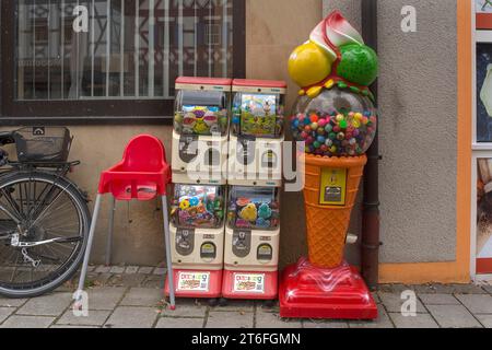 Candy vending machine in front of a supermarket, Nuremberg, Middle Franconia, Bavaria, Germany Stock Photo