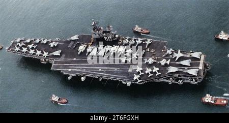 USS Saratoga (CV-60) aerial view 1994 Stock Photo