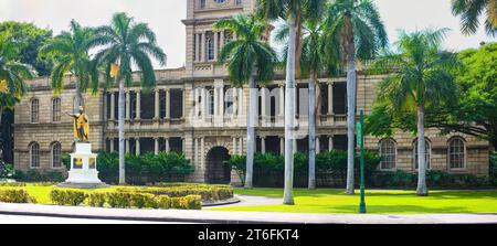 Honolulu, Hi, USA - February 8, 2009 : King Kamehameha Statue in front of Ali 'Iolani Hale. Bronze statue, first king of the Hawaiian Islands. Stock Photo