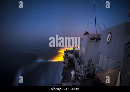 USS Truxtun transits the Arabian Gulf 140930 Stock Photo