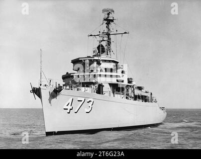 USS Vigor (MSO-473) underway in 1954 Stock Photo