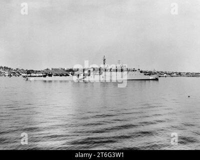 USS Whetstone (LSD-27) ballasted down off San Diego in 1952 Stock Photo