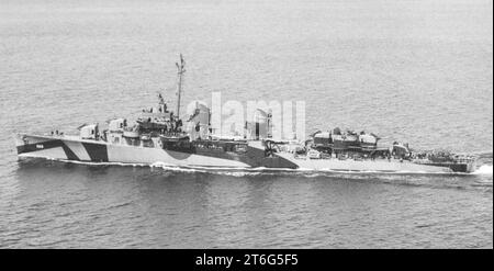 USS Wren (DD-568) underway off Dungeness Point on 2 June 1944 Stock Photo