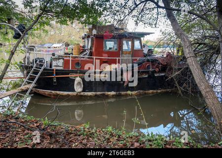 'A riverside stroll' -Live-aboard house boats along the river side inbetwen Reading and Thames Business Park Stock Photo