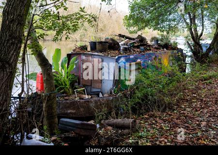 'A riverside stroll' -Live-aboard house boats along the river side inbetwen Reading and Thames Business Park Stock Photo