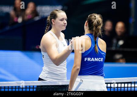 Seville, Spain, 10th November 2023. Germanys Jule Niemeyer and Clara Burel from France shake hands at the Billie Jean King Cup Finals in Sevilla. Photo credit: Frank Molter Credit: Frank Molter/Alamy Live News Stock Photo