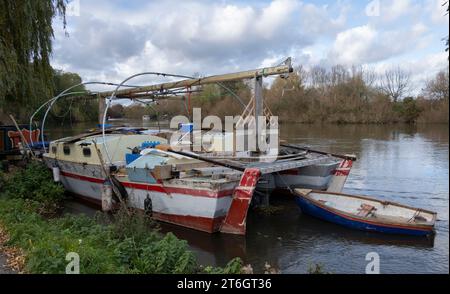 'A riverside stroll' -Live-aboard house boats along the river side inbetwen Reading and Thames Business Park Stock Photo