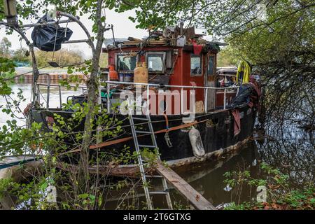 'A riverside stroll' -Live-aboard house boats along the river side inbetwen Reading and Thames Business Park Stock Photo