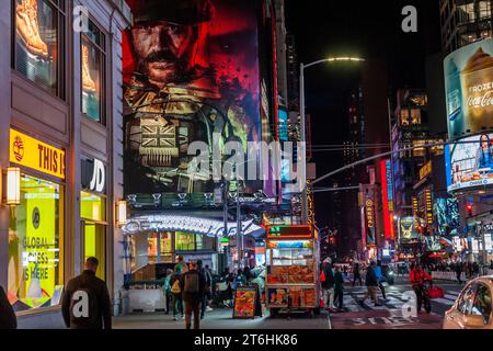 A billboard for the Activision videogame 'Call of Duty: Modern Warfare III“, seen in Times Square in New York on Wednesday, November 8, 2023. (© Richard B. Levine) Stock Photo
