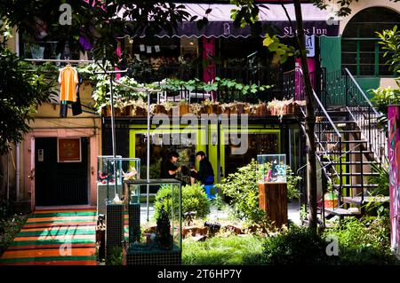 China Shanghai, entrance of a fashion boutique in Xinle Lu, French Concession, two Chinese women sitting in the garden Stock Photo