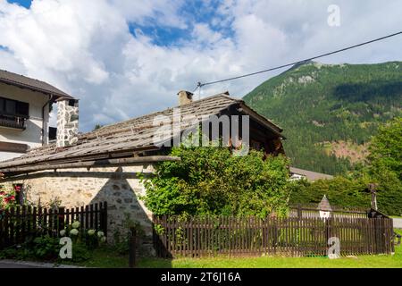 Mallnitz, historic wooden house Schusterkeusche, as a typical Einhof house in Nationalpark Hohe Tauern, Carinthia, Austria Stock Photo