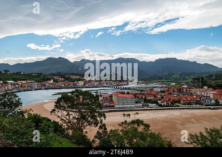 River Rio Sella and beach Playa de Santa Marina at low tide, behind coastal mountain range Sierra de Escapa, Ribadesella, Asturias, Principado de Stock Photo