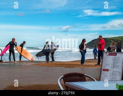 Surfer and beach bar on the beach of Zarautz Zarautz, Atlantic coast, Biscay, Gipuzkoa Guipuzcoa province, Basque Country region, Euskadi Pais Stock Photo