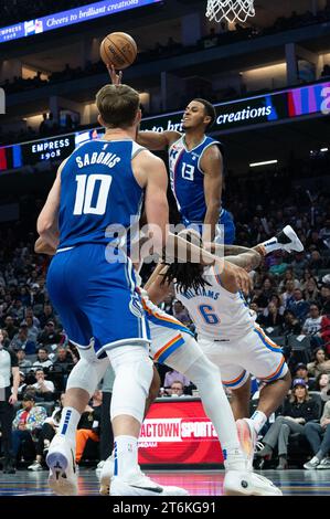 November 10, 2023, Sacramento, CA, USA: Sacramento Kings forward Keegan Murray (13) drives to the basket over Oklahoma City Thunder forward Jaylin Williams (6) during a game at the Golden 1 Center Friday, Nov. 10, 2023 in Sacramento. (Credit Image: © Paul Kitagaki Jr./ZUMA Press Wire) EDITORIAL USAGE ONLY! Not for Commercial USAGE! Stock Photo