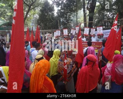 November 11, 2023, Dhaka, Bangladesh: Activists and garment workers protests demanded an increase in wages in front of the National Press Club in Dhaka. (Credit Image: © MD Mehedi Hasan/ZUMA Press Wire) EDITORIAL USAGE ONLY! Not for Commercial USAGE! Stock Photo