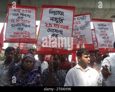 November 11, 2023, Dhaka, Bangladesh: Activists and garment workers protests demanded an increase in wages in front of the National Press Club in Dhaka. (Credit Image: © MD Mehedi Hasan/ZUMA Press Wire) EDITORIAL USAGE ONLY! Not for Commercial USAGE! Stock Photo