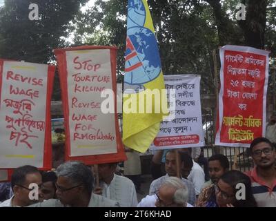 November 11, 2023, Dhaka, Bangladesh: Activists and garment workers protests demanded an increase in wages in front of the National Press Club in Dhaka. (Credit Image: © MD Mehedi Hasan/ZUMA Press Wire) EDITORIAL USAGE ONLY! Not for Commercial USAGE! Stock Photo