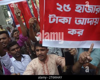 November 11, 2023, Dhaka, Bangladesh: Activists and garment workers protests demanded an increase in wages in front of the National Press Club in Dhaka. (Credit Image: © MD Mehedi Hasan/ZUMA Press Wire) EDITORIAL USAGE ONLY! Not for Commercial USAGE! Stock Photo