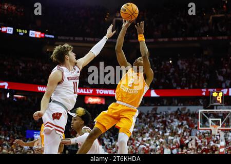 Tennessee guard Jordan Gainey (11) shoots against Auburn forward Johni ...