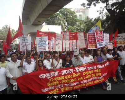 November 11, 2023, Dhaka, Bangladesh: Activists and garment workers protests demanded an increase in wages in front of the National Press Club in Dhaka. (Credit Image: © MD Mehedi Hasan/ZUMA Press Wire) EDITORIAL USAGE ONLY! Not for Commercial USAGE! Stock Photo