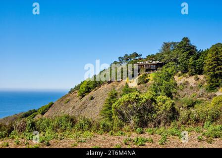 Overlooking the Pacific Ocean at Big Sur, Nepenthe Restaurant and Café Kevah occupy a hilltop location once owned (but not occupied) by Orson Welles. Stock Photo