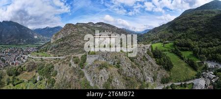 Belle vue à Verres par une belle journée d'été. Vallée d'Aoste, nord de  l'Italie Photo Stock - Alamy