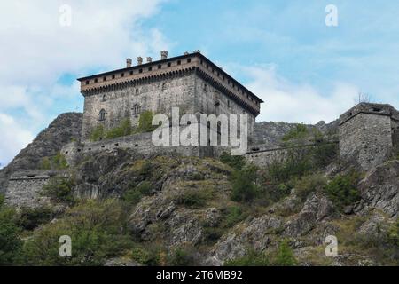 Belle vue à Verres par une belle journée d'été. Vallée d'Aoste, nord de  l'Italie Photo Stock - Alamy