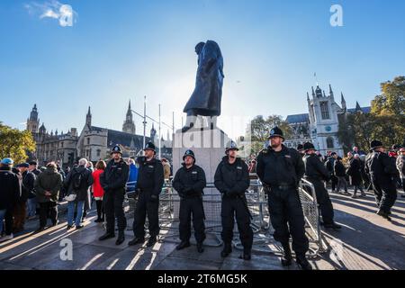 London UK 11 Nov  2023 Churchill monument guarded by police , Riot police  fought with far right extremist who hijacked Armistice day in London.Paul Quezada-Neiman/Alamy Live News Stock Photo