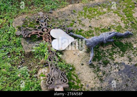 Nouvelle Aquitaine, French countryside, France. November 11, 2023.  Memory of the First World War of 1914-1918. 105th anniversary of the armistice of 1918. Grave of a soldier who died during the First World War of 1914-1918 in a country cemetery on the day of the 105th anniversary of the armistice of 1918. Human losses in the First World War amounted to approximately 18.6 million deaths. France, Europe. Photo by Hugo Martin/Alamy Live News Stock Photo