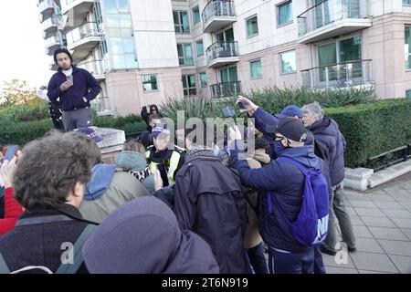 Victoria, South West London, UK.  11th November, 2023   Police confront a small eagle of opponents of the pro-Palestine march near Vauxhall Bridge, London Credit: Motofoto/Alamy Live News Stock Photo