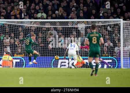 Plymouth Argyle's Ben Waine (left) scores their side's first goal of the game during the Sky Bet Championship match at Elland Road, Leeds. Picture date: Saturday November 11, 2023. Stock Photo