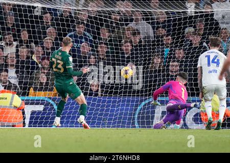 Plymouth Argyle's Ben Waine (left) scores their side's first goal of the game during the Sky Bet Championship match at Elland Road, Leeds. Picture date: Saturday November 11, 2023. Stock Photo