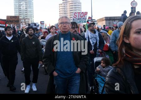 Vauxhall Bridge, London, UK. 11th Nov 2023. The March for Palestine through central London at Vauxhall Bridge. Credit: Matthew Chattle/Alamy Live News Stock Photo