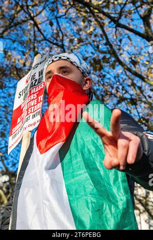 London, UK. 11 November, 2023. A man shouts as 300,000 Palestine supporters march through London to protest against the war in the Middle East Stock Photo