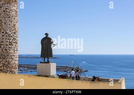 Sines, Portugal - 12.09.2023: Young couple of tourists visiting the old town of Sines and the statue of Vasco da Gama. Stock Photo