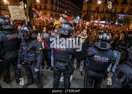 Regional police officers are seen blocking protesters from entering the station. Some 7,500 people demonstrated in the center of Barcelona to demonstrate their support and solidarity with the Palestinian people, rejecting the genocide by the Israeli armed forces. The demonstration ended with the temporary occupation of the Francia station where the regional police intervened to evict it. Stock Photo