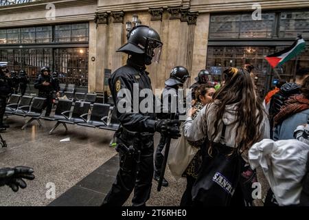 Regional police officers are seen clearing the station of protesters during the rally. Some 7,500 people demonstrated in the center of Barcelona to demonstrate their support and solidarity with the Palestinian people, rejecting the genocide by the Israeli armed forces. The demonstration ended with the temporary occupation of the Francia station where the regional police intervened to evict it. (Photo by Paco Freire / SOPA Images/Sipa USA) Stock Photo