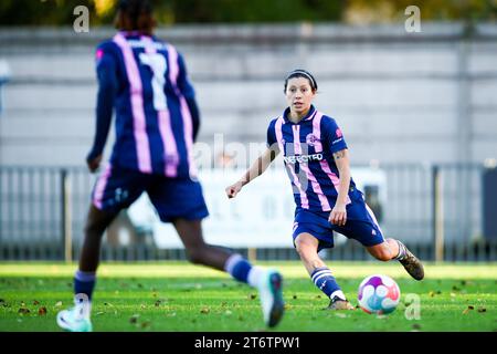 Lucy Monkman (14 Dulwich Hamlet) passes the ball to Angel Reid (7 Dulwich Hamlet) Stock Photo